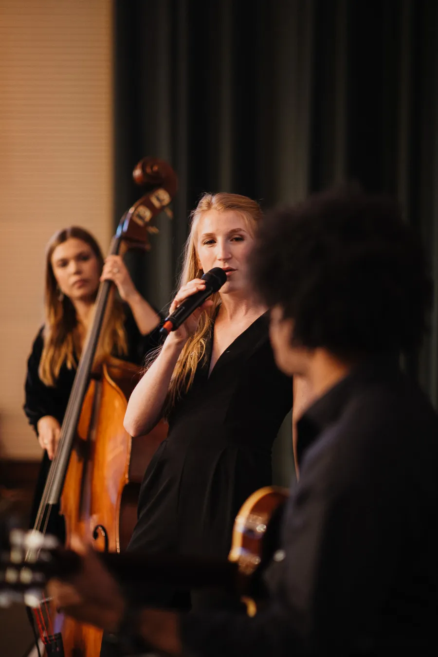 Absolventenfeier 2023, glückliche Gäste bei der Abschlussgala in Deutschland.